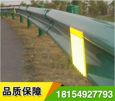 道路輪廊標(biāo)的英文名稱 Delineator，它是沿道路兩側(cè)邊緣設(shè)置、用于顯示道路邊界輪廓、指引車輛正常行駛、具有逆反射性能的一種交通安全設(shè)施，從功能上說，輪廓標(biāo)是一種視線誘導(dǎo)設(shè)